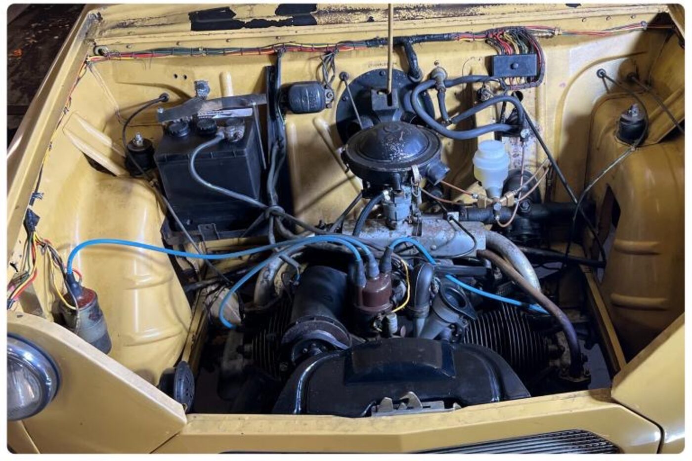 Trabant Motorraum nach der Trockeneisreinigung
