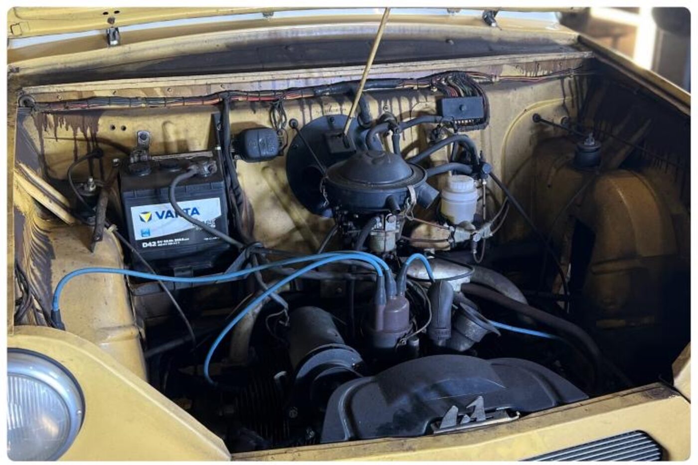 Trabant Motorraum vor der Trockeneisreinigung